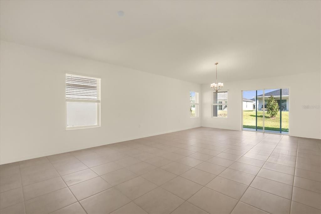 合同活跃: $345,380 (4 贝兹, 2 浴室, 1989 平方英尺)