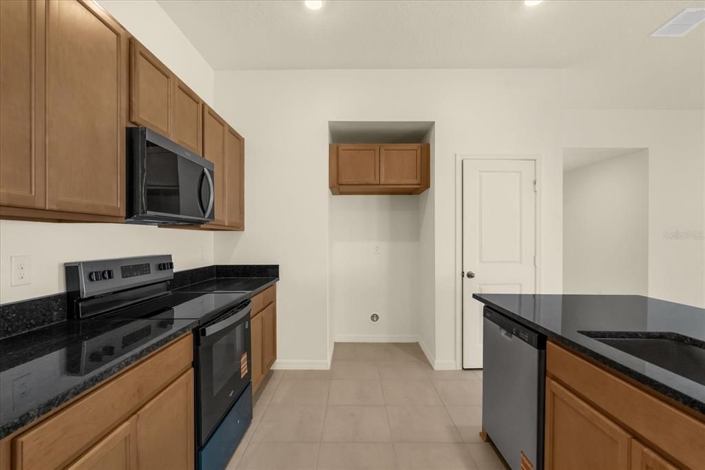 合同活跃: $345,380 (4 贝兹, 2 浴室, 1989 平方英尺)