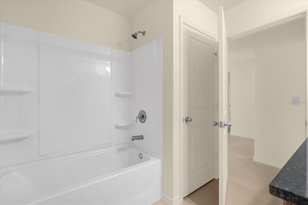 合同活跃: $345,380 (4 贝兹, 2 浴室, 1989 平方英尺)