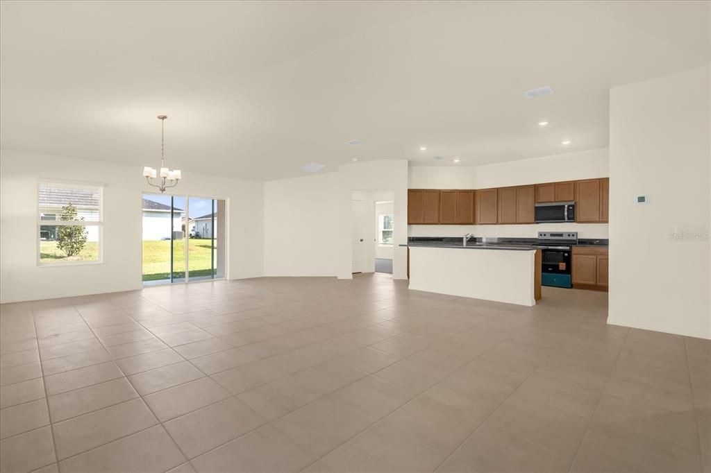 合同活跃: $345,380 (4 贝兹, 2 浴室, 1989 平方英尺)