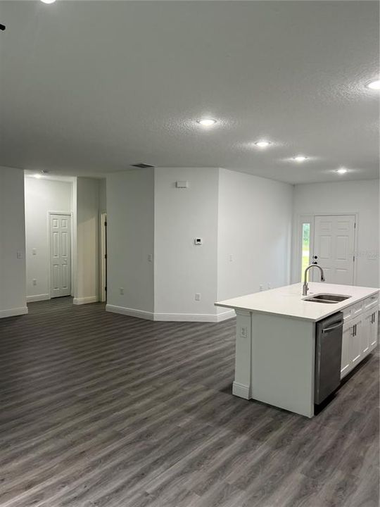 For Sale: $309,900 (4 beds, 2 baths, 1644 Square Feet)