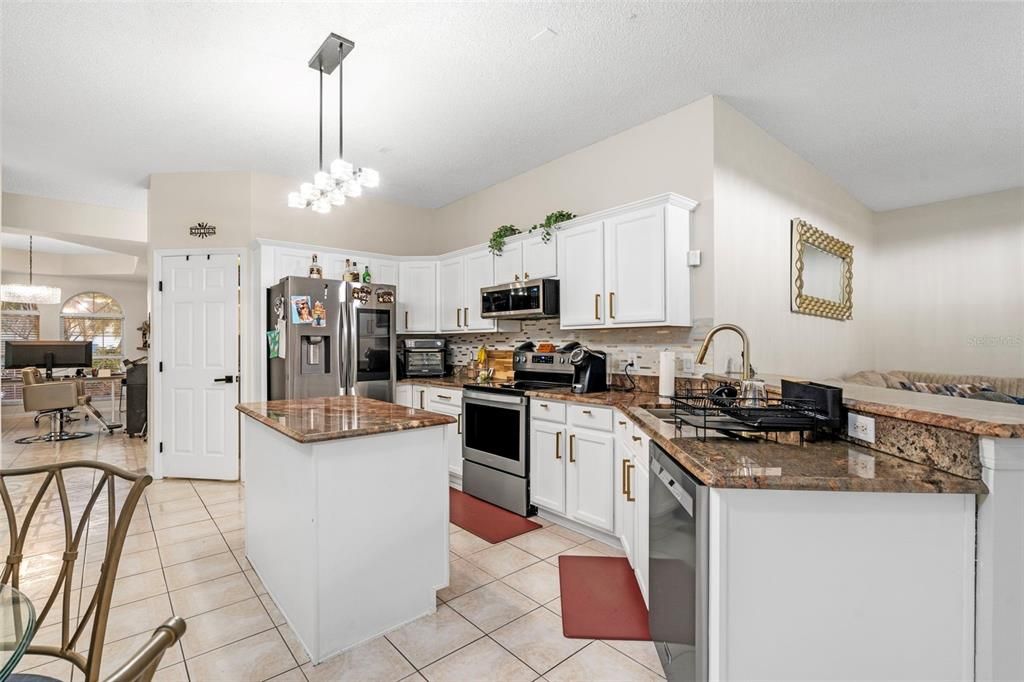 En Venta: $615,000 (4 camas, 2 baños, 2336 Pies cuadrados)