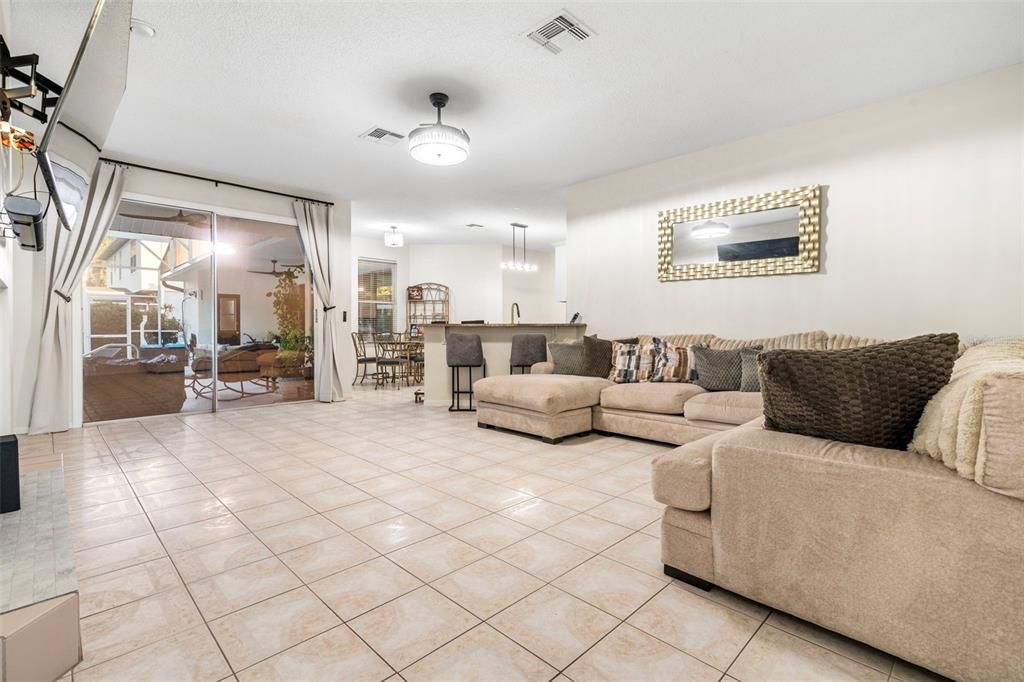 En Venta: $615,000 (4 camas, 2 baños, 2336 Pies cuadrados)