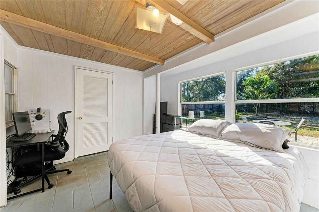 Active With Contract: $300,000 (2 beds, 2 baths, 1110 Square Feet)