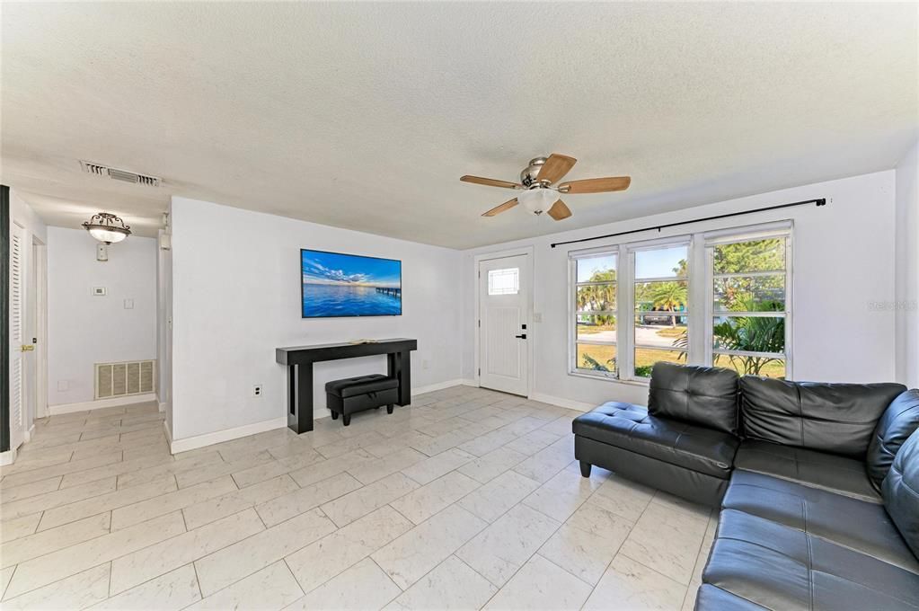 Active With Contract: $300,000 (2 beds, 2 baths, 1110 Square Feet)