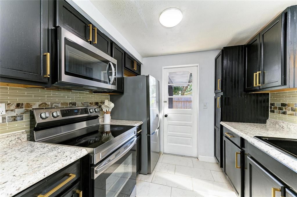 Active With Contract: $300,000 (2 beds, 2 baths, 1110 Square Feet)