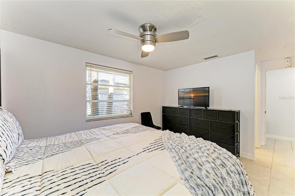 Active With Contract: $300,000 (2 beds, 2 baths, 1110 Square Feet)