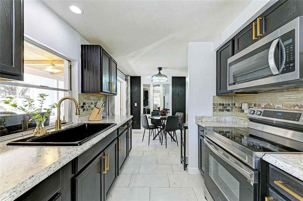 Active With Contract: $300,000 (2 beds, 2 baths, 1110 Square Feet)