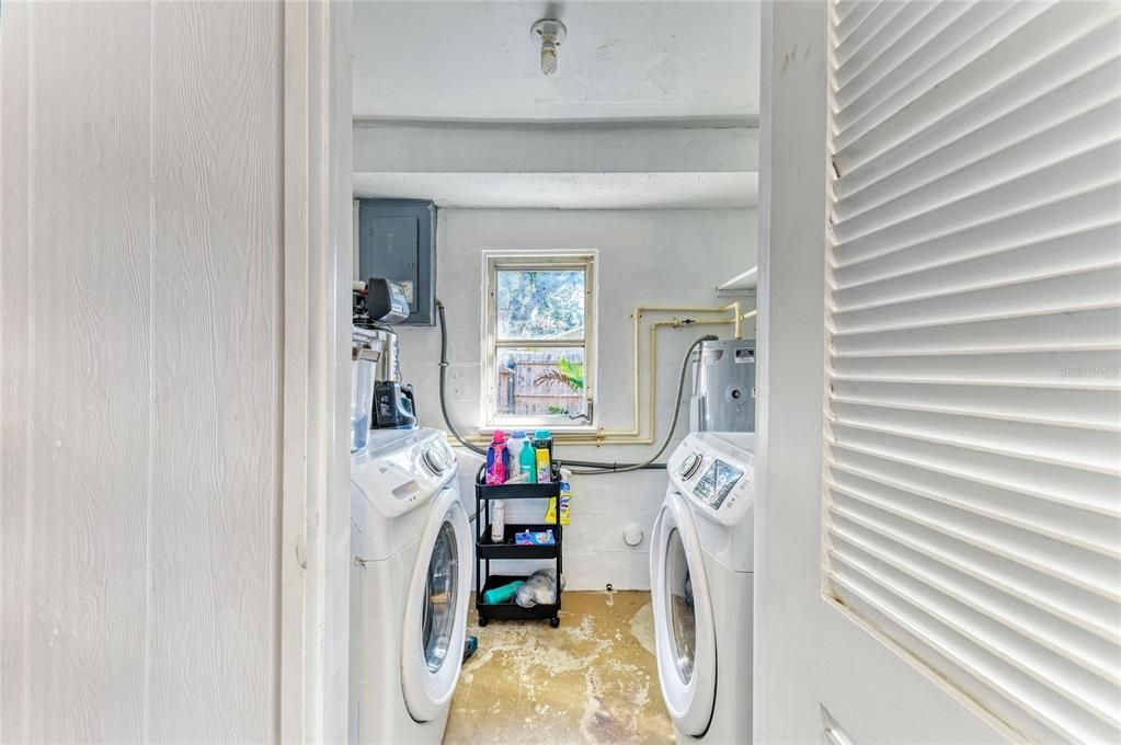 Active With Contract: $300,000 (2 beds, 2 baths, 1110 Square Feet)