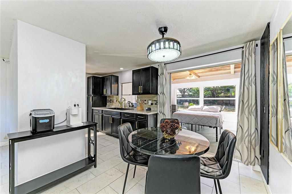 Active With Contract: $300,000 (2 beds, 2 baths, 1110 Square Feet)