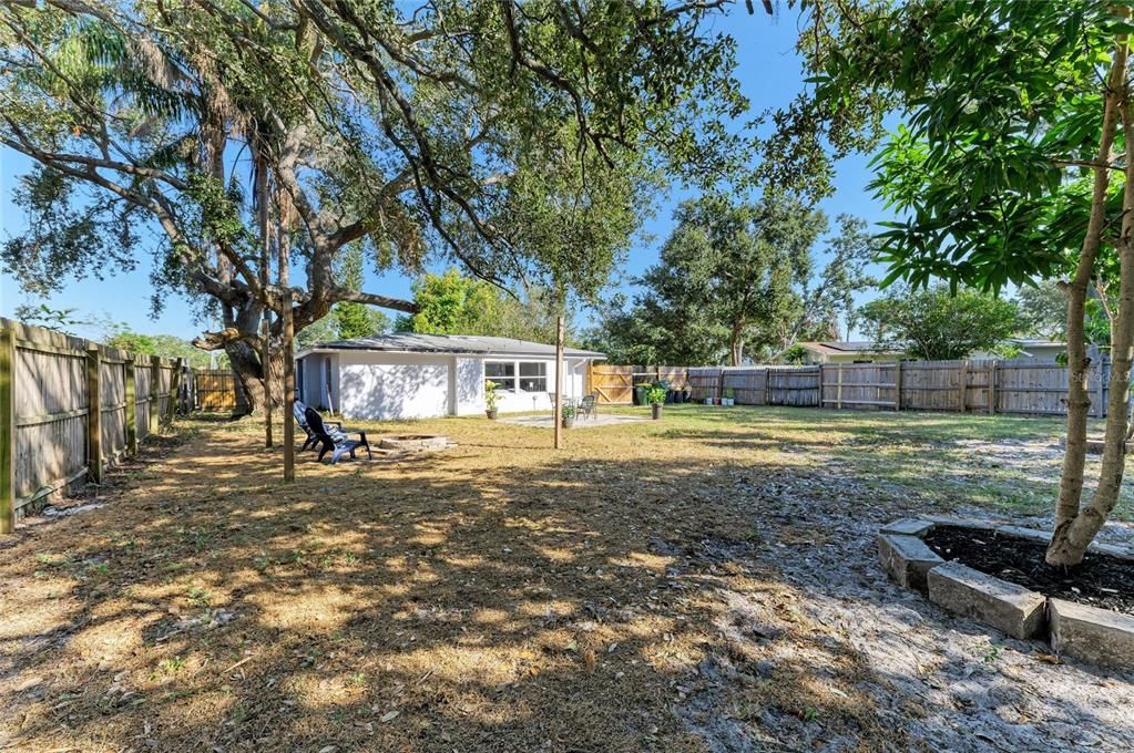 Active With Contract: $300,000 (2 beds, 2 baths, 1110 Square Feet)