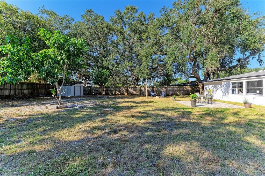 Active With Contract: $300,000 (2 beds, 2 baths, 1110 Square Feet)