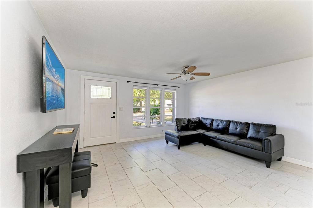 Active With Contract: $300,000 (2 beds, 2 baths, 1110 Square Feet)