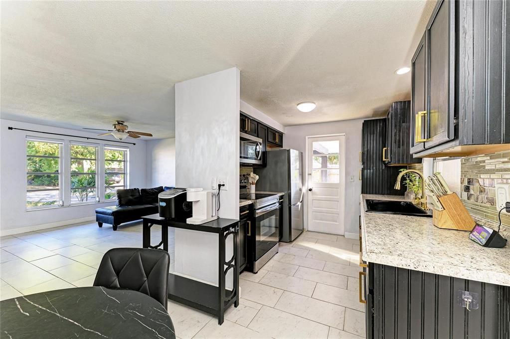 Active With Contract: $300,000 (2 beds, 2 baths, 1110 Square Feet)