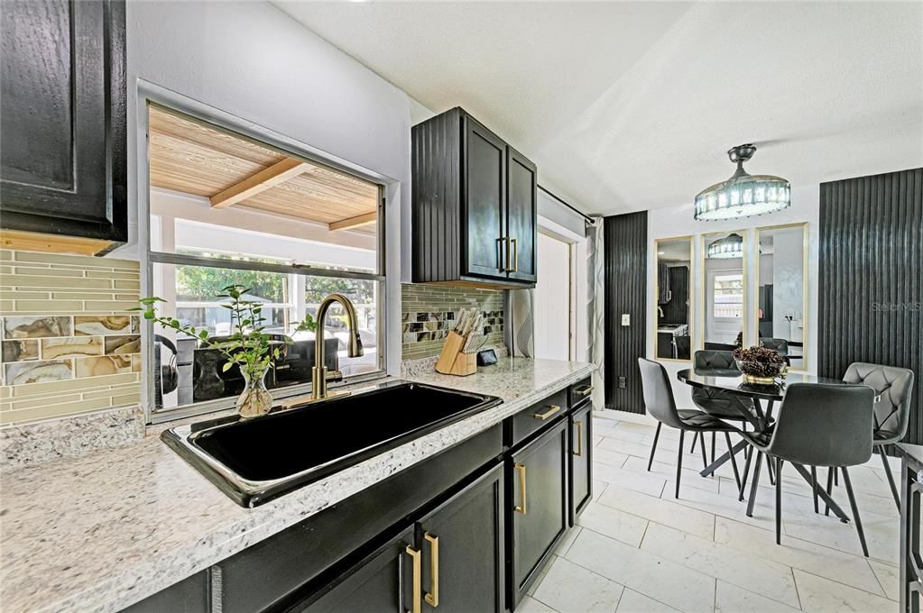 Active With Contract: $300,000 (2 beds, 2 baths, 1110 Square Feet)