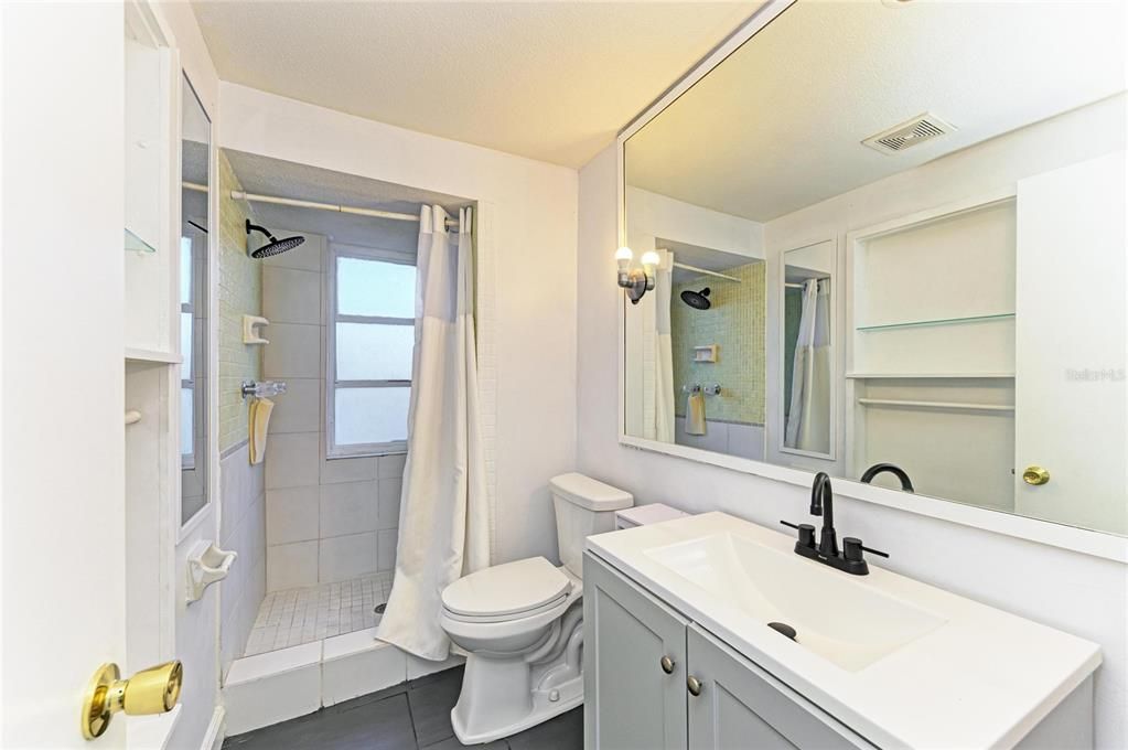 Active With Contract: $300,000 (2 beds, 2 baths, 1110 Square Feet)