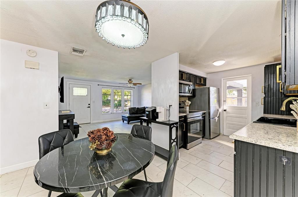 Active With Contract: $300,000 (2 beds, 2 baths, 1110 Square Feet)