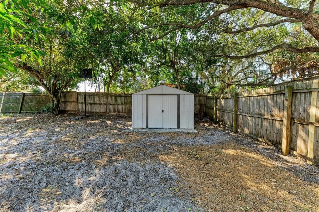 Active With Contract: $300,000 (2 beds, 2 baths, 1110 Square Feet)