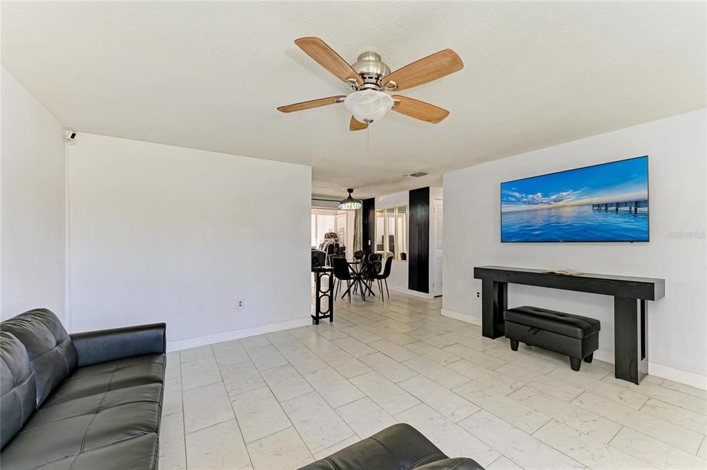 Active With Contract: $300,000 (2 beds, 2 baths, 1110 Square Feet)