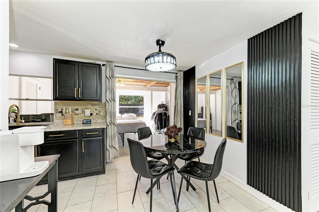 Active With Contract: $300,000 (2 beds, 2 baths, 1110 Square Feet)