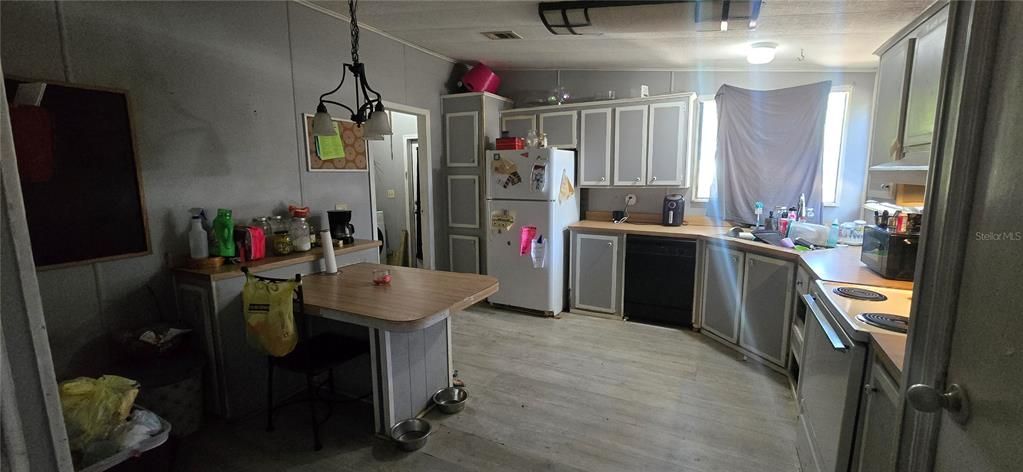 Active With Contract: $100,000 (3 beds, 2 baths, 1568 Square Feet)