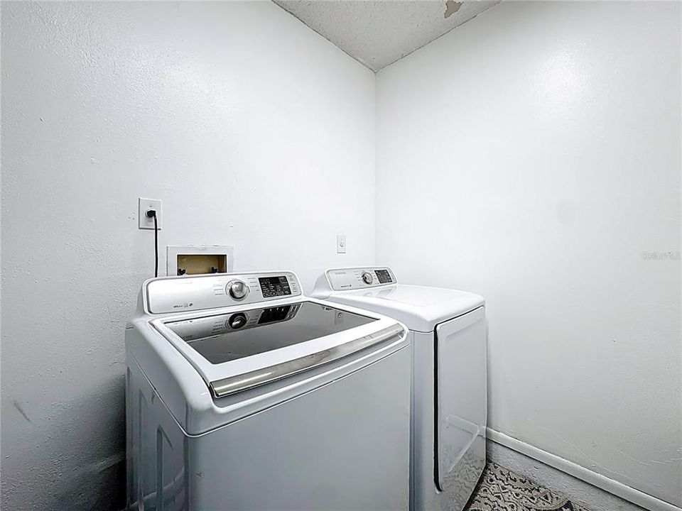 For Sale: $328,999 (3 beds, 2 baths, 1079 Square Feet)