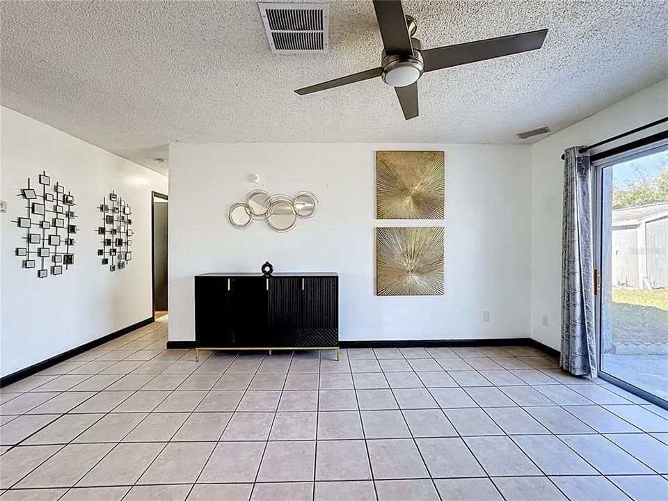 For Sale: $328,999 (3 beds, 2 baths, 1079 Square Feet)