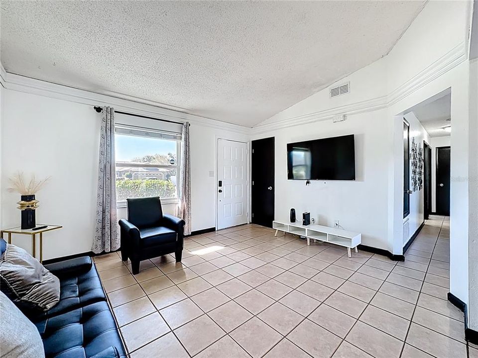 For Sale: $328,999 (3 beds, 2 baths, 1079 Square Feet)