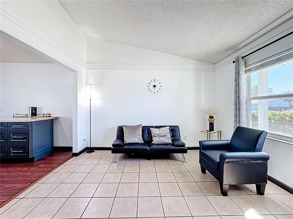 For Sale: $328,999 (3 beds, 2 baths, 1079 Square Feet)