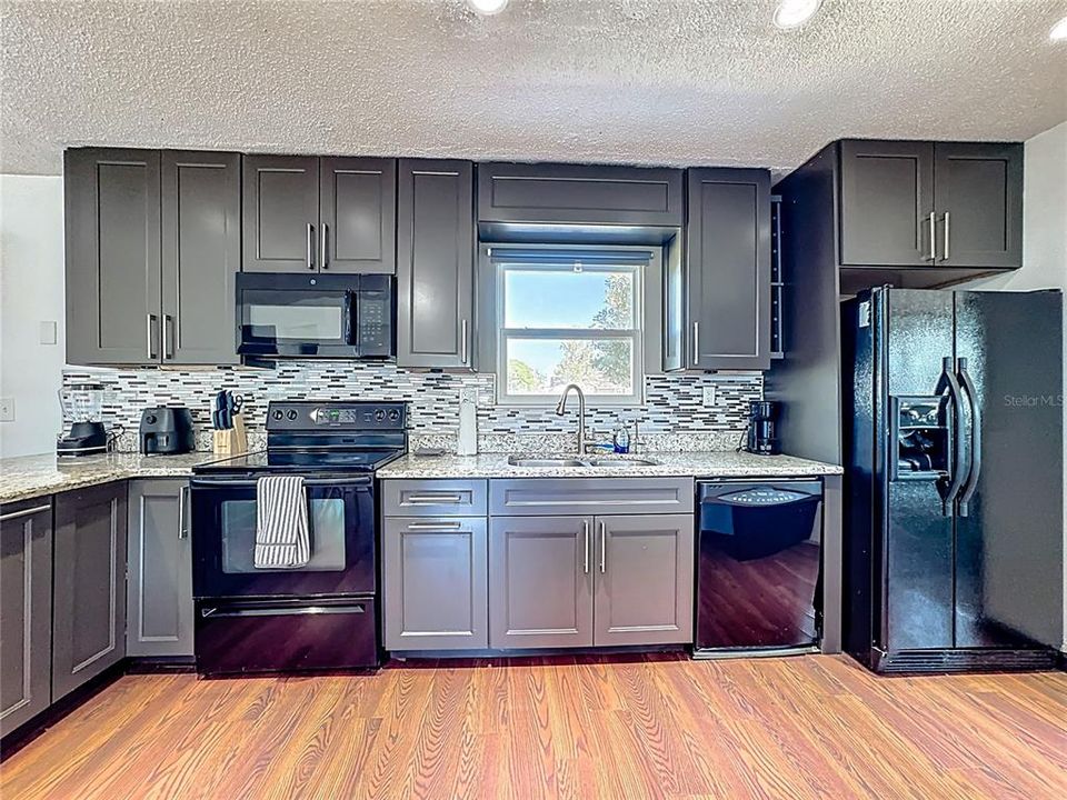 For Sale: $328,999 (3 beds, 2 baths, 1079 Square Feet)