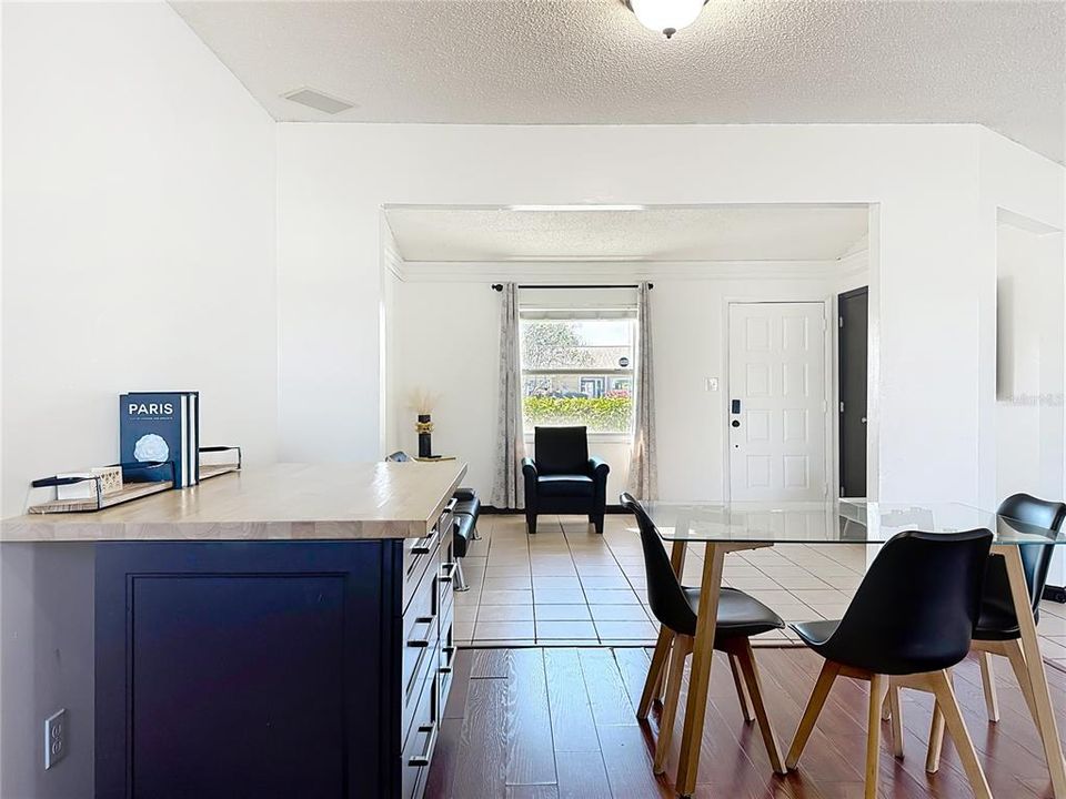 For Sale: $328,999 (3 beds, 2 baths, 1079 Square Feet)