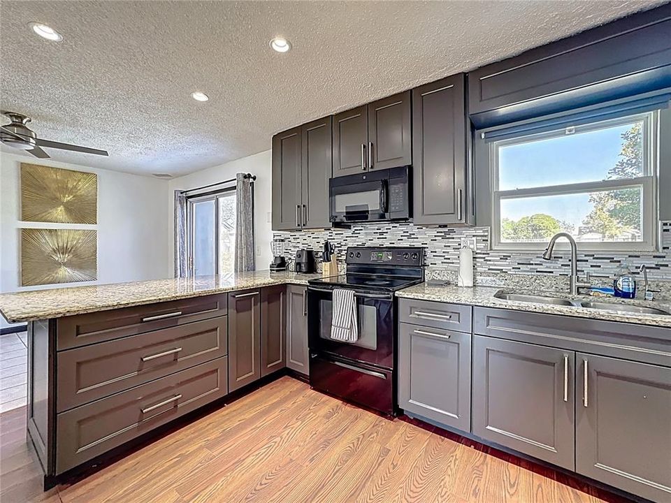 For Sale: $328,999 (3 beds, 2 baths, 1079 Square Feet)