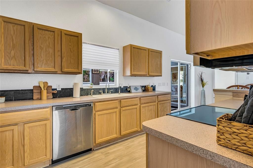 Activo con contrato: $365,000 (3 camas, 2 baños, 1548 Pies cuadrados)