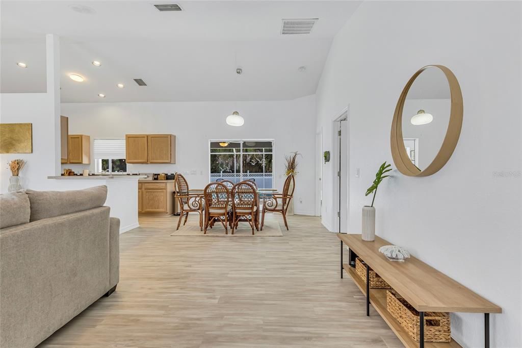 Activo con contrato: $365,000 (3 camas, 2 baños, 1548 Pies cuadrados)