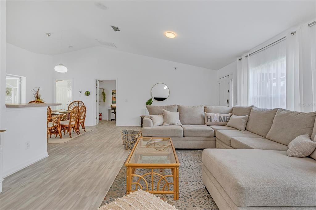 Activo con contrato: $365,000 (3 camas, 2 baños, 1548 Pies cuadrados)