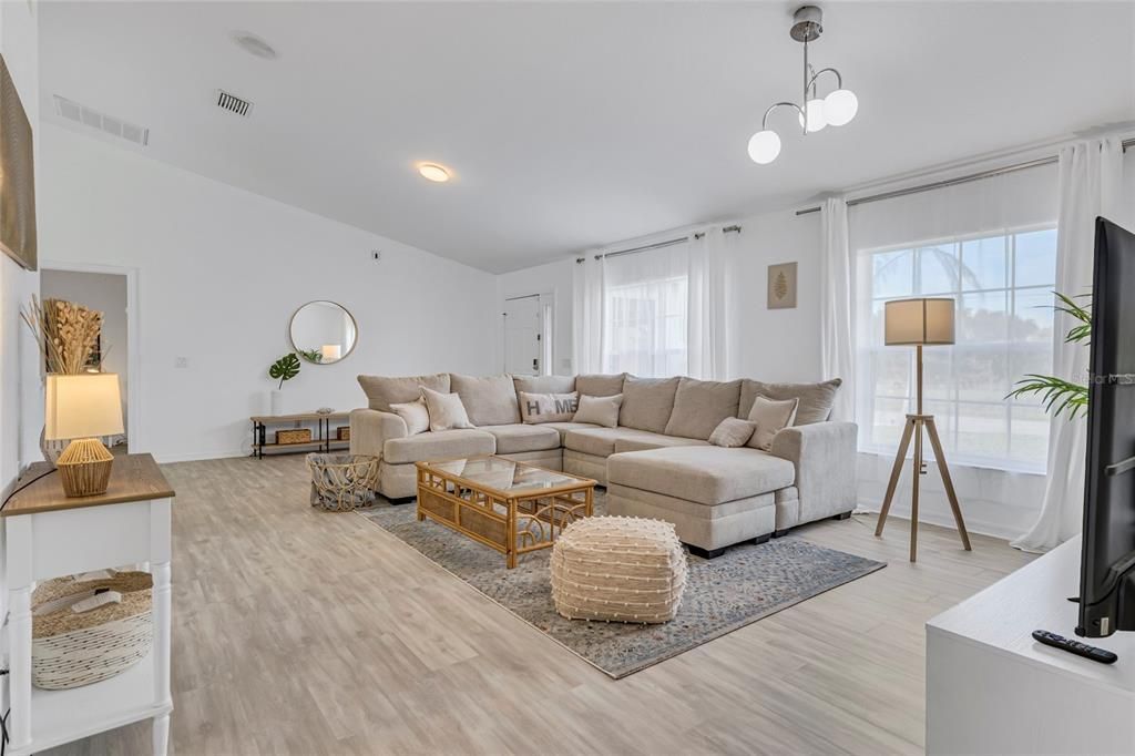 Activo con contrato: $365,000 (3 camas, 2 baños, 1548 Pies cuadrados)