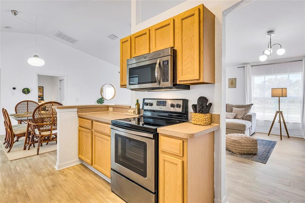 Activo con contrato: $365,000 (3 camas, 2 baños, 1548 Pies cuadrados)