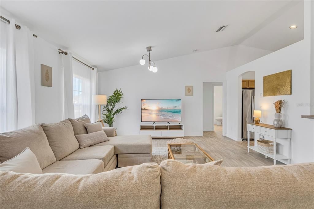 Activo con contrato: $365,000 (3 camas, 2 baños, 1548 Pies cuadrados)