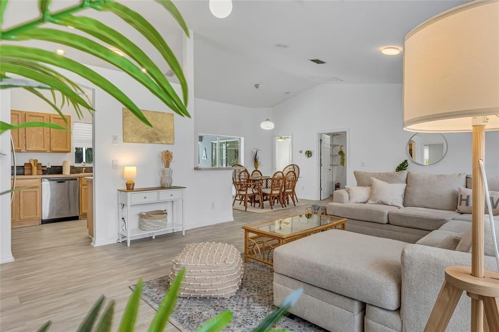 Activo con contrato: $365,000 (3 camas, 2 baños, 1548 Pies cuadrados)