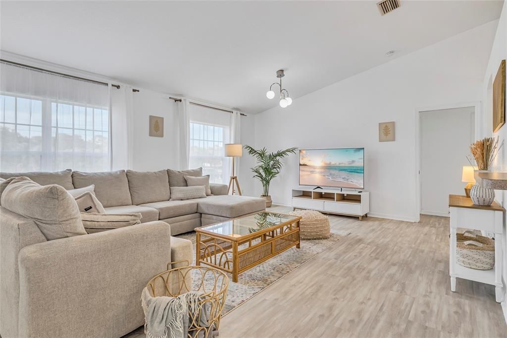 Activo con contrato: $365,000 (3 camas, 2 baños, 1548 Pies cuadrados)