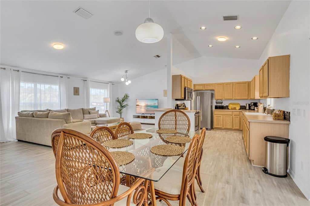 Activo con contrato: $365,000 (3 camas, 2 baños, 1548 Pies cuadrados)