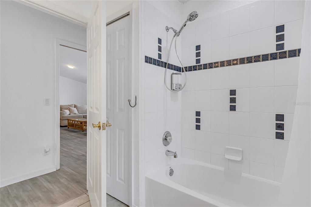 Activo con contrato: $365,000 (3 camas, 2 baños, 1548 Pies cuadrados)