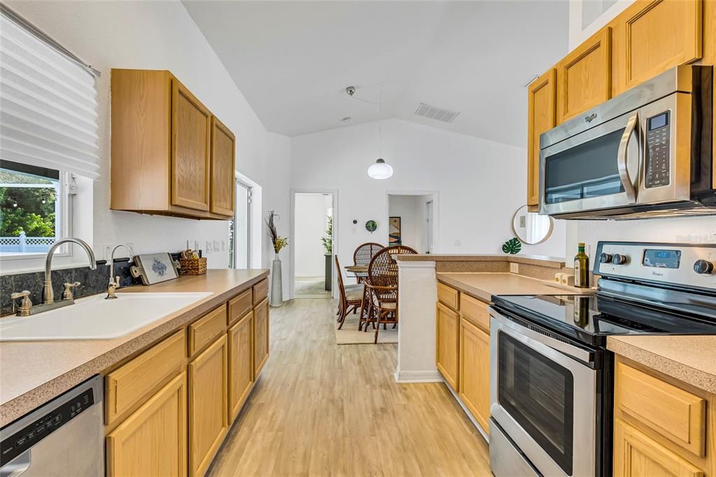 Activo con contrato: $365,000 (3 camas, 2 baños, 1548 Pies cuadrados)