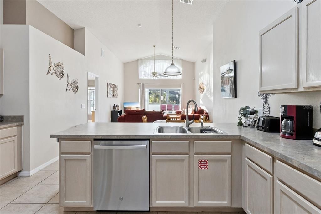 На продажу: $375,000 (4 спален, 3 ванн, 1940 Квадратных фут)