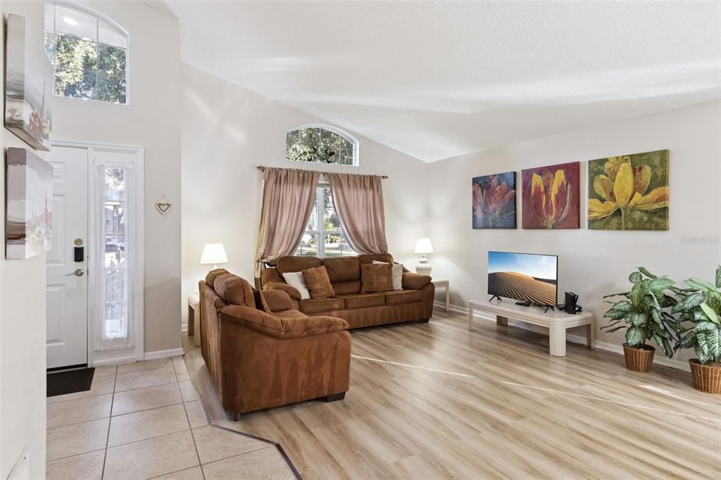 На продажу: $375,000 (4 спален, 3 ванн, 1940 Квадратных фут)