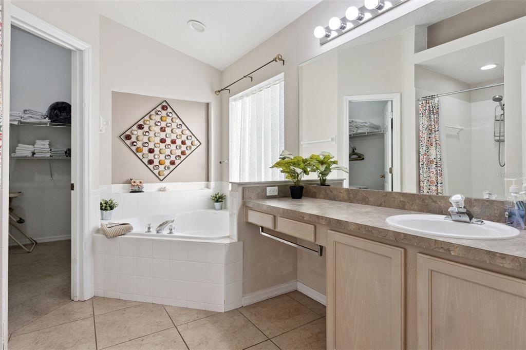 На продажу: $375,000 (4 спален, 3 ванн, 1940 Квадратных фут)