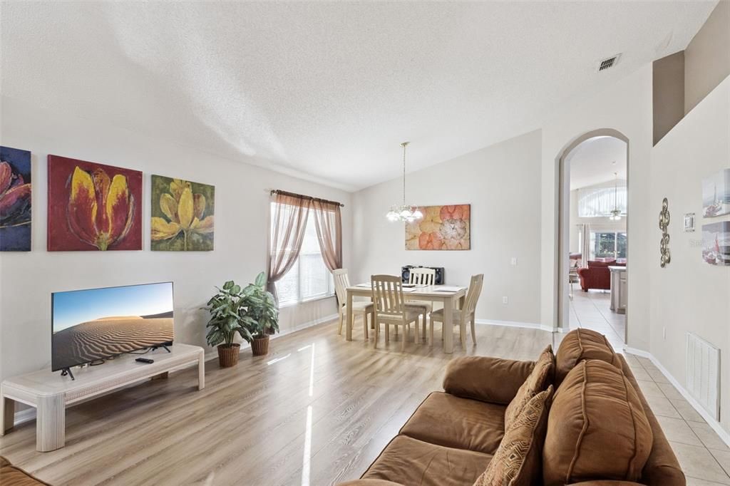 На продажу: $375,000 (4 спален, 3 ванн, 1940 Квадратных фут)