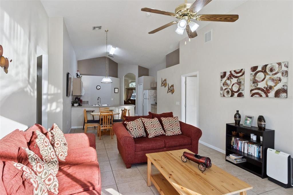 На продажу: $375,000 (4 спален, 3 ванн, 1940 Квадратных фут)