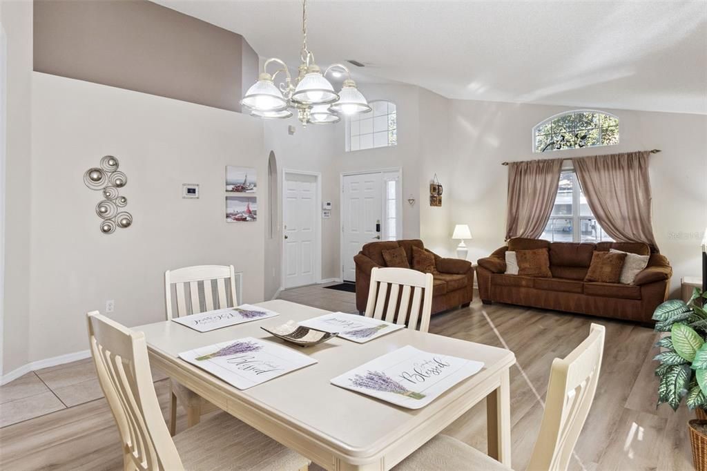 На продажу: $375,000 (4 спален, 3 ванн, 1940 Квадратных фут)