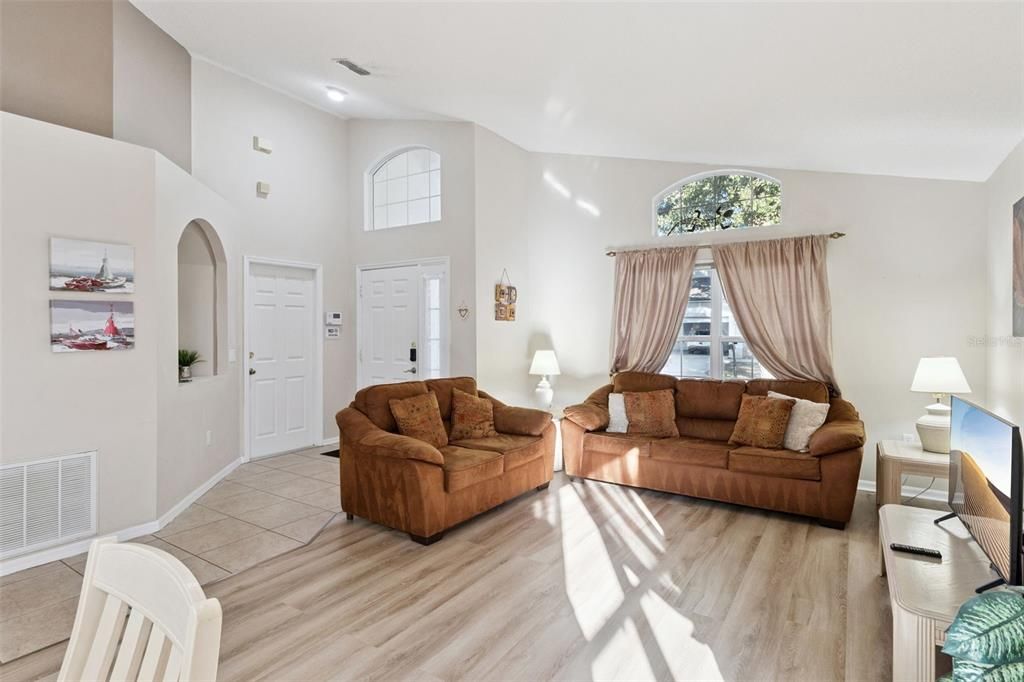 На продажу: $375,000 (4 спален, 3 ванн, 1940 Квадратных фут)